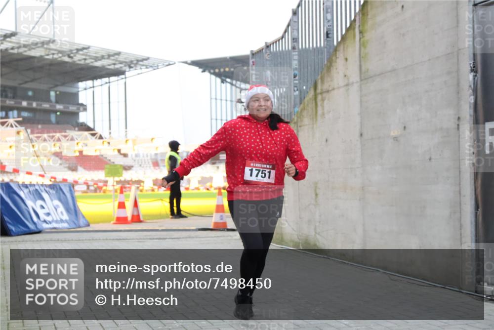 08.12.2024 - St. Pauli X-Mass-Run No. 14 H.Heesch http://msf.ph/oto/7498450 08.12.2024 10:02:07 Ziel 41, 1246, 1751, 2818, 2833, 3254, 3340, 3341, 86, 1751, 2302, 2361, 2362, 2826, 2833, 3093 meine-sportfotos.de