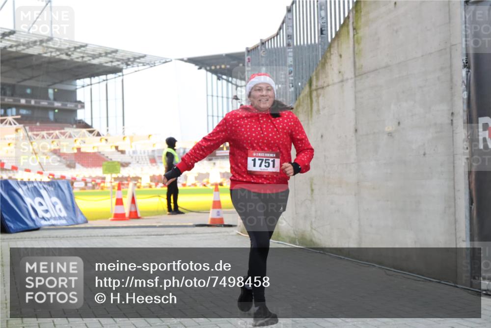 08.12.2024 - St. Pauli X-Mass-Run No. 14 H.Heesch http://msf.ph/oto/7498458 08.12.2024 10:02:07 Ziel 41, 1246, 1751, 2818, 2833, 3254, 3340, 3341, 86, 1751, 2302, 2361, 2362, 2826, 2833, 3093 meine-sportfotos.de