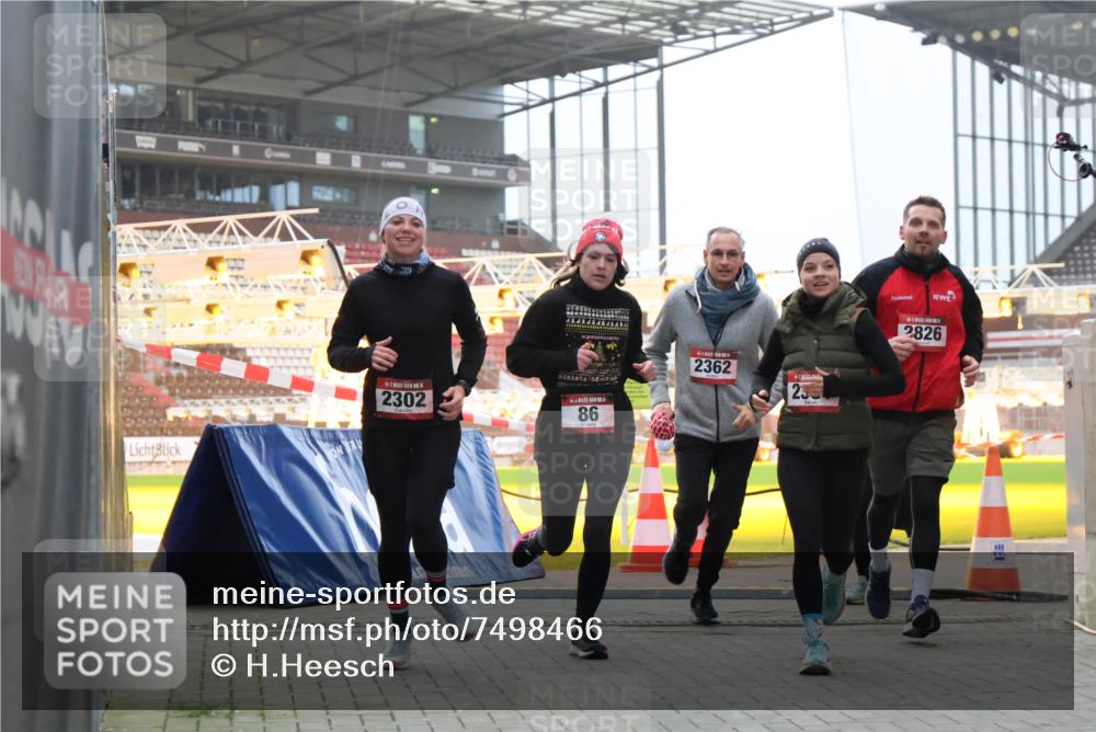 08.12.2024 - St. Pauli X-Mass-Run No. 14 H.Heesch http://msf.ph/oto/7498466 08.12.2024 10:02:11 Ziel 1246, 1751, 2818, 2833, 3254, 86, 2302, 2361, 2362, 2817, 2826, 3093 meine-sportfotos.de
