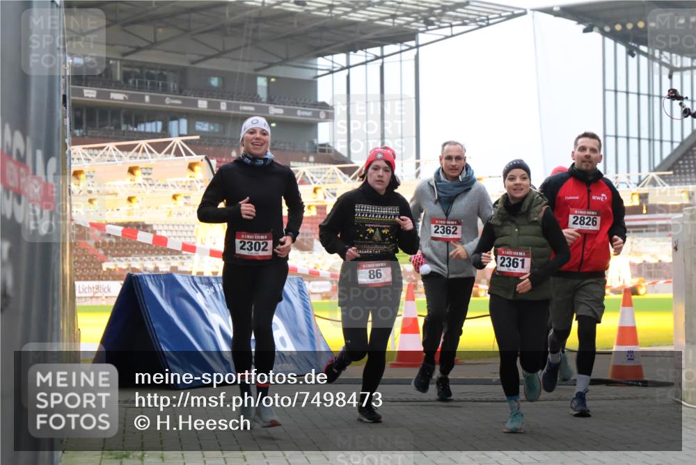 08.12.2024 - St. Pauli X-Mass-Run No. 14 H.Heesch http://msf.ph/oto/7498473 08.12.2024 10:02:11 Ziel 1246, 1751, 2818, 2833, 3254, 86, 2302, 2361, 2362, 2817, 2826, 3093 meine-sportfotos.de