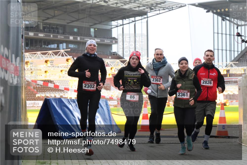08.12.2024 - St. Pauli X-Mass-Run No. 14 H.Heesch http://msf.ph/oto/7498479 08.12.2024 10:02:11 Ziel 1246, 1751, 2818, 2833, 3254, 86, 2302, 2361, 2362, 2817, 2826, 3093 meine-sportfotos.de