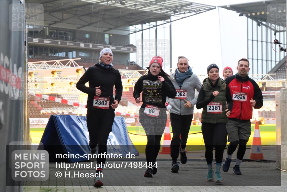 08.12.2024 - St. Pauli X-Mass-Run No. 14 H.Heesch http://msf.ph/oto/7498484 08.12.2024 10:02:11 Ziel 1246, 1751, 2818, 2833, 3254, 86, 2302, 2361, 2362, 2817, 2826, 3093 meine-sportfotos.de