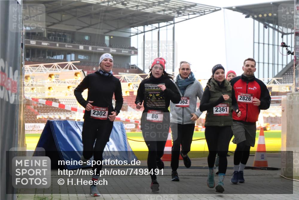 08.12.2024 - St. Pauli X-Mass-Run No. 14 H.Heesch http://msf.ph/oto/7498491 08.12.2024 10:02:11 Ziel 1246, 1751, 2818, 2833, 3254, 86, 2302, 2361, 2362, 2817, 2826, 3093 meine-sportfotos.de