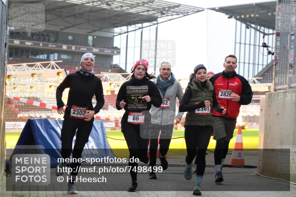 08.12.2024 - St. Pauli X-Mass-Run No. 14 H.Heesch http://msf.ph/oto/7498499 08.12.2024 10:02:11 Ziel 1246, 1751, 2818, 2833, 3254, 86, 2302, 2361, 2362, 2817, 2826, 3093 meine-sportfotos.de