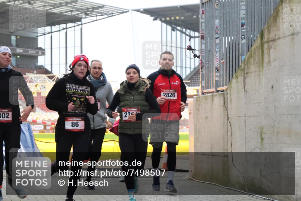 08.12.2024 - St. Pauli X-Mass-Run No. 14 H.Heesch http://msf.ph/oto/7498507 08.12.2024 10:02:11 Ziel 1246, 1751, 2818, 2833, 3254, 86, 2302, 2361, 2362, 2817, 2826, 3093 meine-sportfotos.de