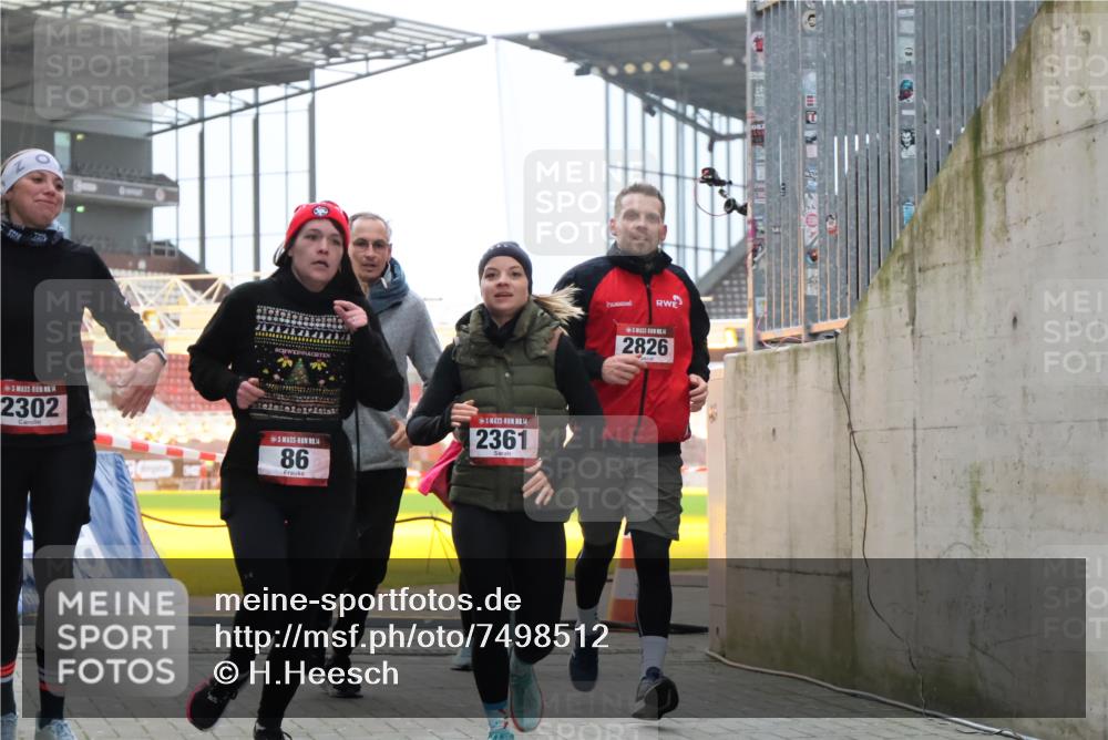 08.12.2024 - St. Pauli X-Mass-Run No. 14 H.Heesch http://msf.ph/oto/7498512 08.12.2024 10:02:11 Ziel 1246, 1751, 2818, 2833, 3254, 86, 2302, 2361, 2362, 2817, 2826, 3093 meine-sportfotos.de