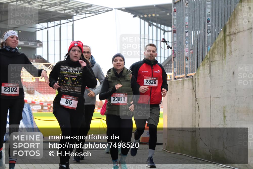 08.12.2024 - St. Pauli X-Mass-Run No. 14 H.Heesch http://msf.ph/oto/7498520 08.12.2024 10:02:12 Ziel 86, 1246, 1751, 2302, 2833, 3254, 86, 2302, 2361, 2362, 2817, 2826, 3093 meine-sportfotos.de