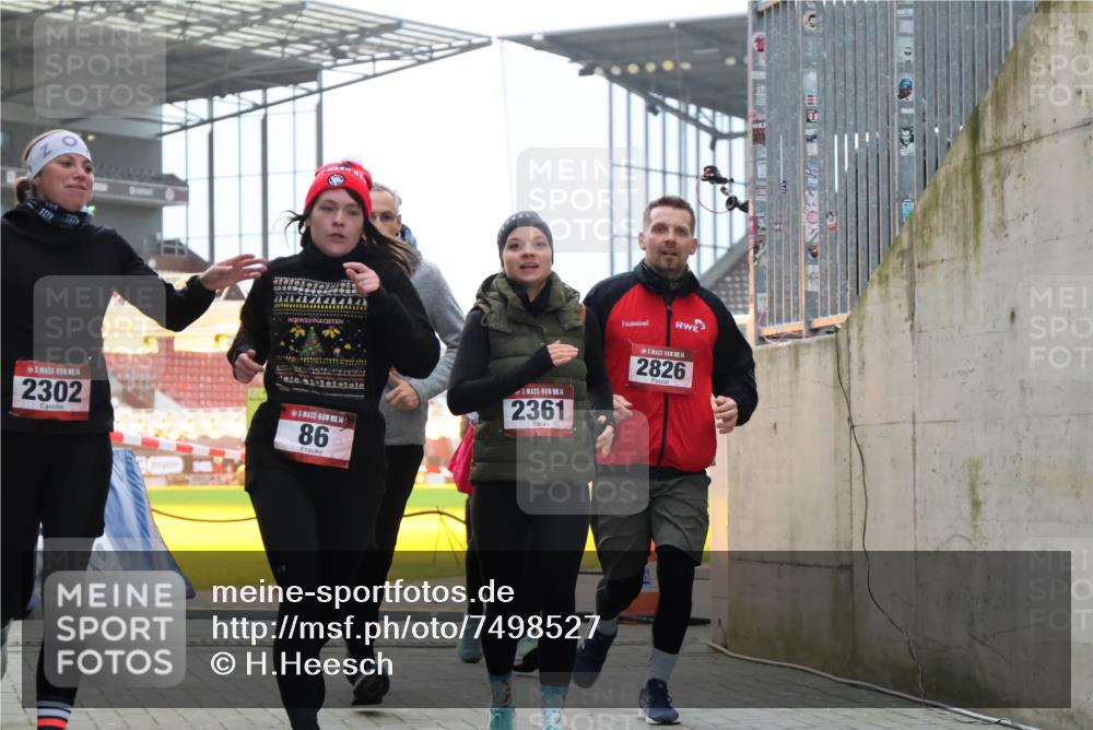 08.12.2024 - St. Pauli X-Mass-Run No. 14 H.Heesch http://msf.ph/oto/7498527 08.12.2024 10:02:12 Ziel 86, 1246, 1751, 2302, 2833, 3254, 86, 2302, 2361, 2362, 2817, 2826, 3093 meine-sportfotos.de