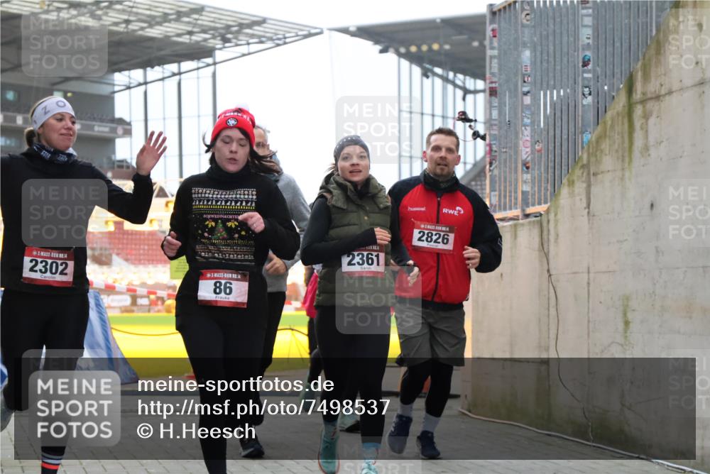 08.12.2024 - St. Pauli X-Mass-Run No. 14 H.Heesch http://msf.ph/oto/7498537 08.12.2024 10:02:12 Ziel 86, 1246, 1751, 2302, 2833, 3254, 86, 2302, 2361, 2362, 2817, 2826, 3093 meine-sportfotos.de