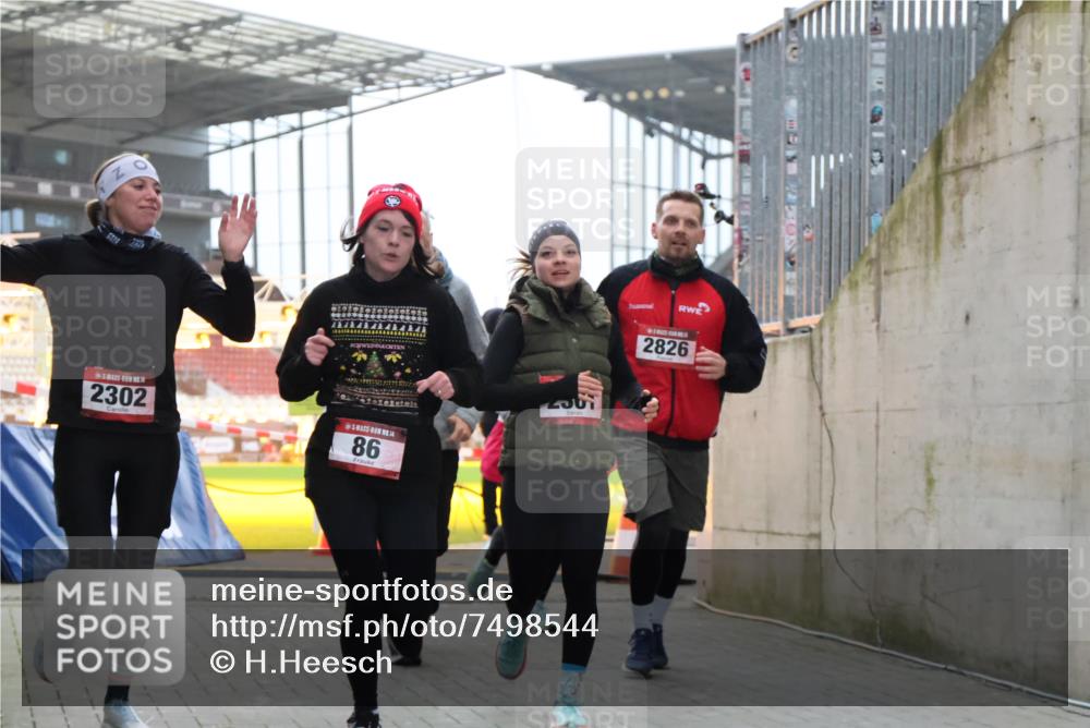 08.12.2024 - St. Pauli X-Mass-Run No. 14 H.Heesch http://msf.ph/oto/7498544 08.12.2024 10:02:12 Ziel 86, 1246, 1751, 2302, 2833, 3254, 86, 2302, 2361, 2362, 2817, 2826, 3093 meine-sportfotos.de