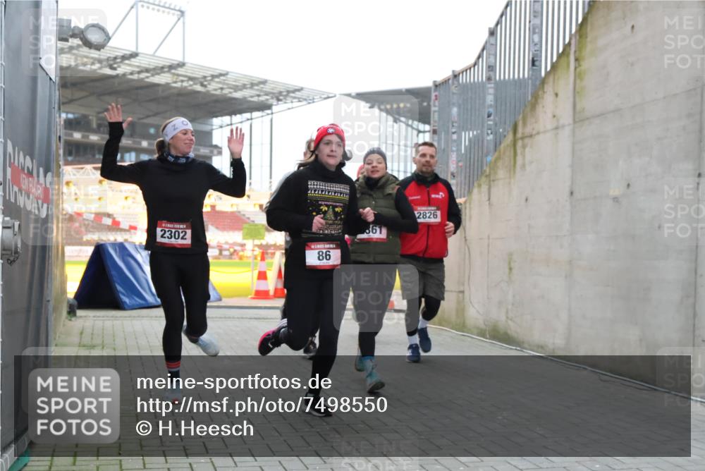 08.12.2024 - St. Pauli X-Mass-Run No. 14 H.Heesch http://msf.ph/oto/7498550 08.12.2024 10:02:12 Ziel 86, 1246, 1751, 2302, 2833, 3254, 86, 2302, 2361, 2362, 2817, 2826, 3093 meine-sportfotos.de