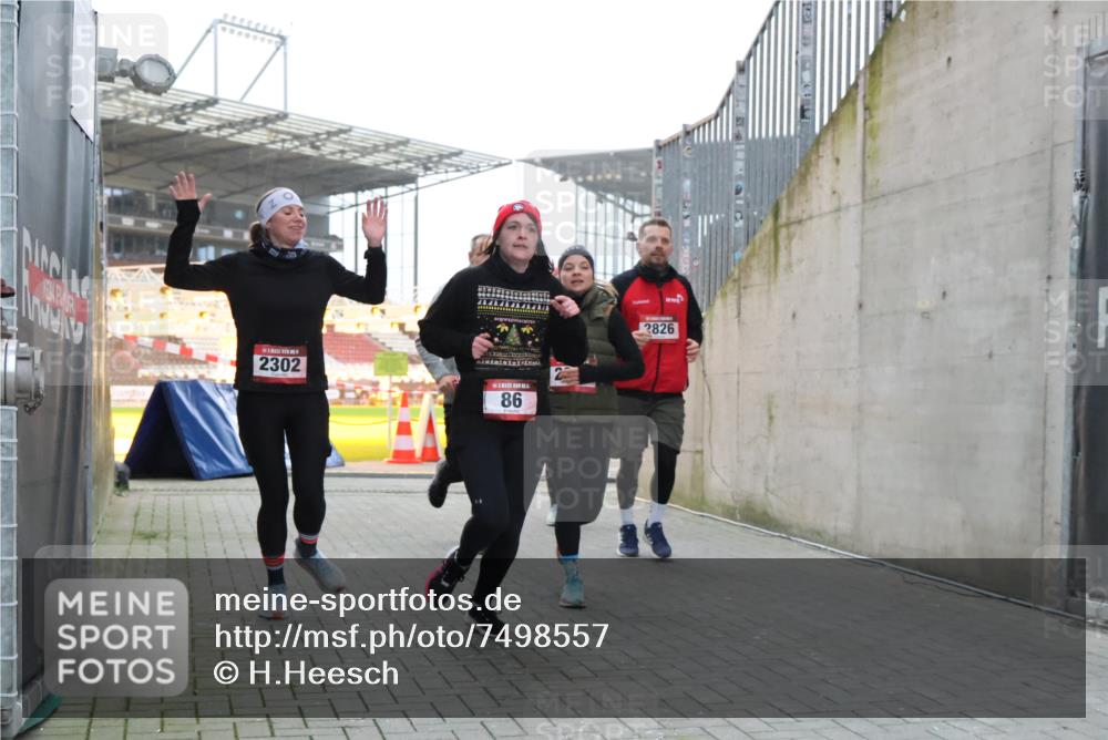08.12.2024 - St. Pauli X-Mass-Run No. 14 H.Heesch http://msf.ph/oto/7498557 08.12.2024 10:02:12 Ziel 86, 1246, 1751, 2302, 2833, 3254, 86, 2302, 2361, 2362, 2817, 2826, 3093 meine-sportfotos.de