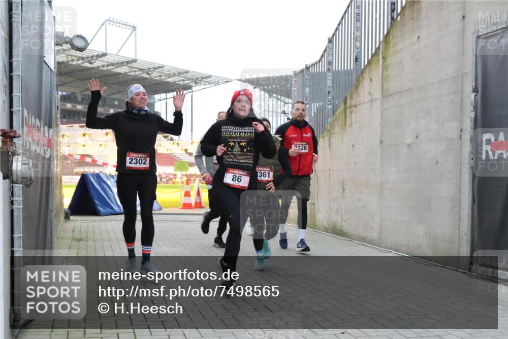 08.12.2024 - St. Pauli X-Mass-Run No. 14 H.Heesch http://msf.ph/oto/7498565 08.12.2024 10:02:12 Ziel 86, 1246, 1751, 2302, 2833, 3254, 86, 2302, 2361, 2362, 2817, 2826, 3093 meine-sportfotos.de