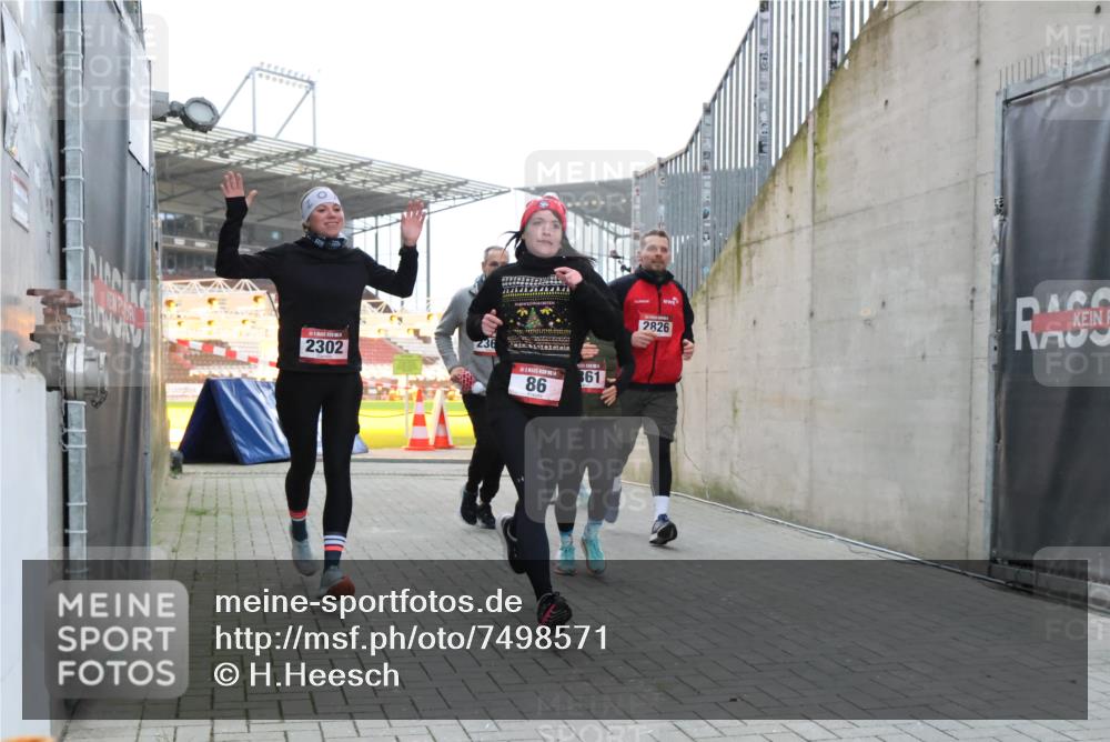 08.12.2024 - St. Pauli X-Mass-Run No. 14 H.Heesch http://msf.ph/oto/7498571 08.12.2024 10:02:12 Ziel 86, 1246, 1751, 2302, 2833, 3254, 86, 2302, 2361, 2362, 2817, 2826, 3093 meine-sportfotos.de
