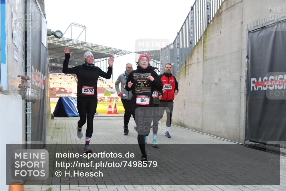 08.12.2024 - St. Pauli X-Mass-Run No. 14 H.Heesch http://msf.ph/oto/7498579 08.12.2024 10:02:12 Ziel 86, 1246, 1751, 2302, 2833, 3254, 86, 2302, 2361, 2362, 2817, 2826, 3093 meine-sportfotos.de