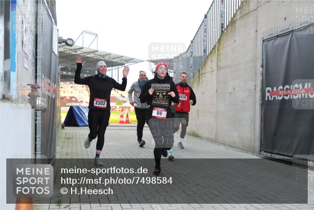 08.12.2024 - St. Pauli X-Mass-Run No. 14 H.Heesch http://msf.ph/oto/7498584 08.12.2024 10:02:12 Ziel 86, 1246, 1751, 2302, 2833, 3254, 86, 2302, 2361, 2362, 2817, 2826, 3093 meine-sportfotos.de