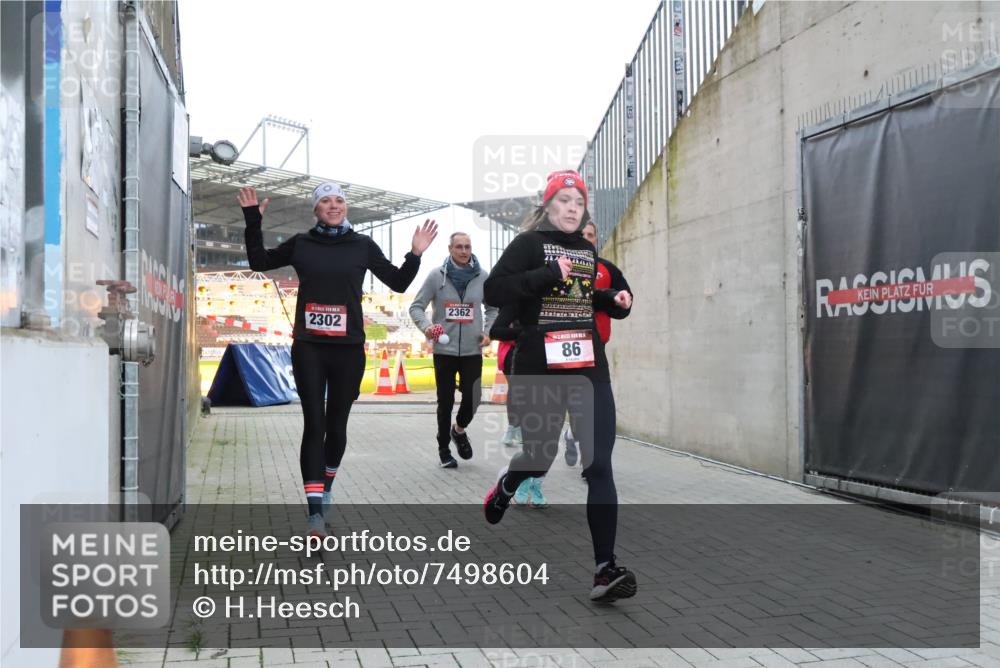 08.12.2024 - St. Pauli X-Mass-Run No. 14 H.Heesch http://msf.ph/oto/7498604 08.12.2024 10:02:13 Ziel 86, 1751, 2302, 2361, 2362, 2826, 2833, 3254, 86, 2302, 2361, 2362, 2817, 2826, 3093 meine-sportfotos.de