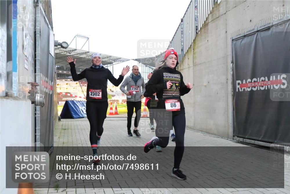 08.12.2024 - St. Pauli X-Mass-Run No. 14 H.Heesch http://msf.ph/oto/7498611 08.12.2024 10:02:13 Ziel 86, 1751, 2302, 2361, 2362, 2826, 2833, 3254, 86, 2302, 2361, 2362, 2817, 2826, 3093 meine-sportfotos.de