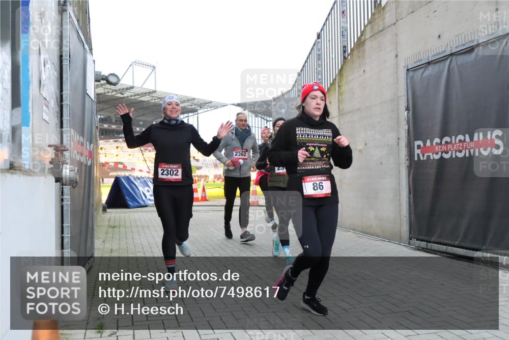 08.12.2024 - St. Pauli X-Mass-Run No. 14 H.Heesch http://msf.ph/oto/7498617 08.12.2024 10:02:13 Ziel 86, 1751, 2302, 2361, 2362, 2826, 2833, 3254, 86, 2302, 2361, 2362, 2817, 2826, 3093 meine-sportfotos.de
