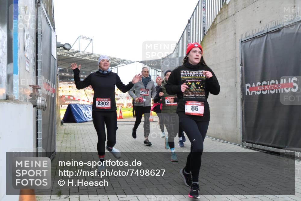 08.12.2024 - St. Pauli X-Mass-Run No. 14 H.Heesch http://msf.ph/oto/7498627 08.12.2024 10:02:13 Ziel 86, 1751, 2302, 2361, 2362, 2826, 2833, 3254, 86, 2302, 2361, 2362, 2817, 2826, 3093 meine-sportfotos.de