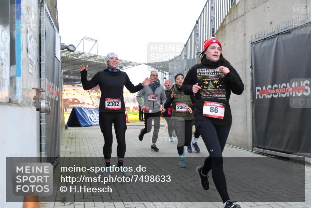 08.12.2024 - St. Pauli X-Mass-Run No. 14 H.Heesch http://msf.ph/oto/7498633 08.12.2024 10:02:13 Ziel 86, 1751, 2302, 2361, 2362, 2826, 2833, 3254, 86, 2302, 2361, 2362, 2817, 2826, 3093 meine-sportfotos.de
