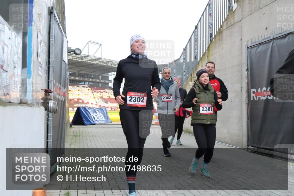 08.12.2024 - St. Pauli X-Mass-Run No. 14 H.Heesch http://msf.ph/oto/7498635 08.12.2024 10:02:13 Ziel 86, 1751, 2302, 2361, 2362, 2826, 2833, 3254, 86, 2302, 2361, 2362, 2817, 2826, 3093 meine-sportfotos.de