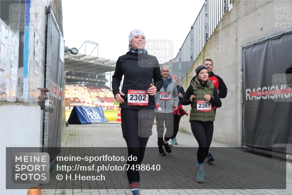 08.12.2024 - St. Pauli X-Mass-Run No. 14 H.Heesch http://msf.ph/oto/7498640 08.12.2024 10:02:13 Ziel 86, 1751, 2302, 2361, 2362, 2826, 2833, 3254, 86, 2302, 2361, 2362, 2817, 2826, 3093 meine-sportfotos.de