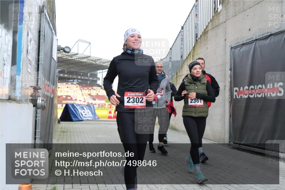 08.12.2024 - St. Pauli X-Mass-Run No. 14 H.Heesch http://msf.ph/oto/7498646 08.12.2024 10:02:13 Ziel 86, 1751, 2302, 2361, 2362, 2826, 2833, 3254, 86, 2302, 2361, 2362, 2817, 2826, 3093 meine-sportfotos.de