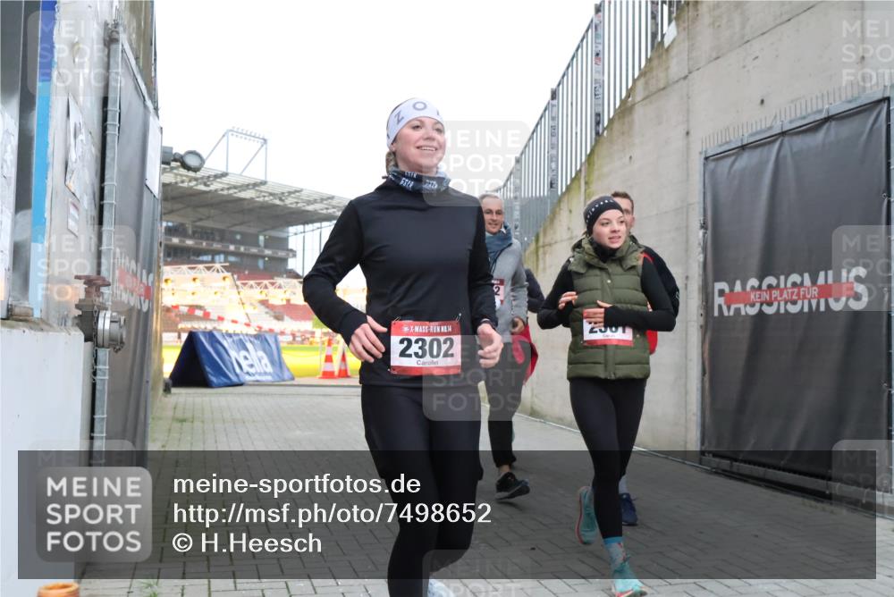 08.12.2024 - St. Pauli X-Mass-Run No. 14 H.Heesch http://msf.ph/oto/7498652 08.12.2024 10:02:13 Ziel 86, 1751, 2302, 2361, 2362, 2826, 2833, 3254, 86, 2302, 2361, 2362, 2817, 2826, 3093 meine-sportfotos.de