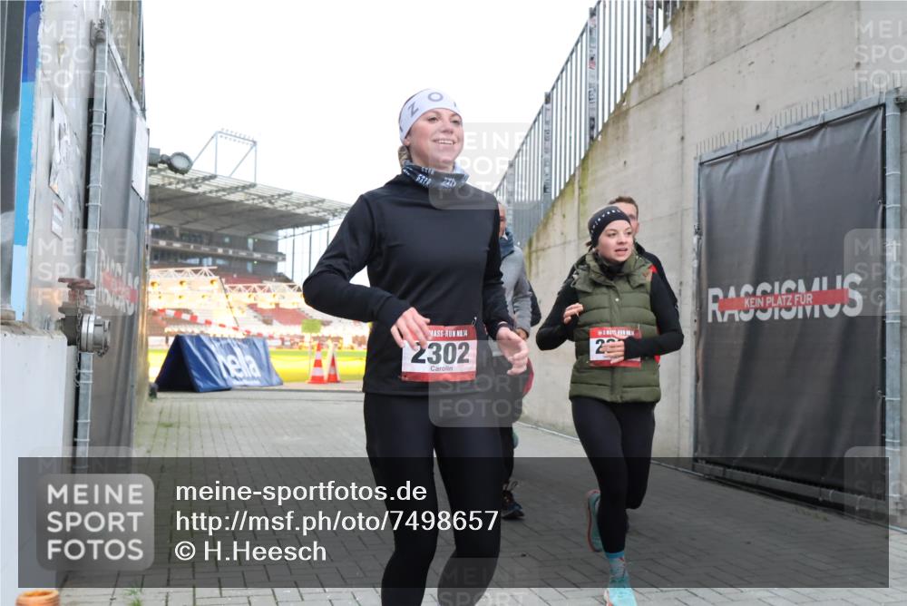 08.12.2024 - St. Pauli X-Mass-Run No. 14 H.Heesch http://msf.ph/oto/7498657 08.12.2024 10:02:14 Ziel 86, 1751, 2302, 2361, 2362, 2826, 2833, 3093, 86, 2302, 2361, 2362, 2817, 2826, 2965, 3093 meine-sportfotos.de