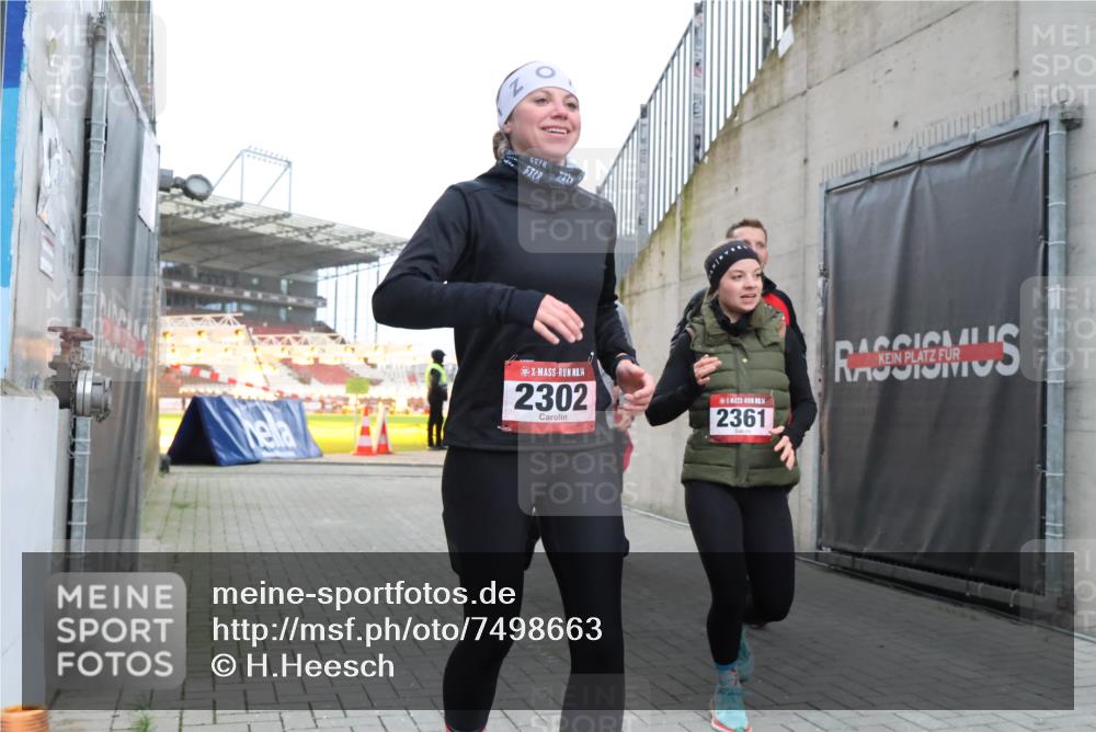 08.12.2024 - St. Pauli X-Mass-Run No. 14 H.Heesch http://msf.ph/oto/7498663 08.12.2024 10:02:14 Ziel 86, 1751, 2302, 2361, 2362, 2826, 2833, 3093, 86, 2302, 2361, 2362, 2817, 2826, 2965, 3093 meine-sportfotos.de