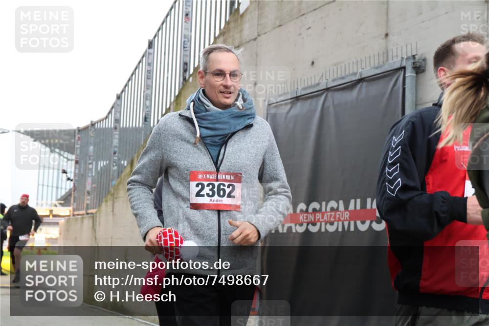 08.12.2024 - St. Pauli X-Mass-Run No. 14 H.Heesch http://msf.ph/oto/7498667 08.12.2024 10:02:15 Ziel 86, 1751, 2302, 2361, 2362, 2826, 2833, 3093, 1784, 2361, 2362, 2817, 2826, 2965, 3093, 3304 meine-sportfotos.de