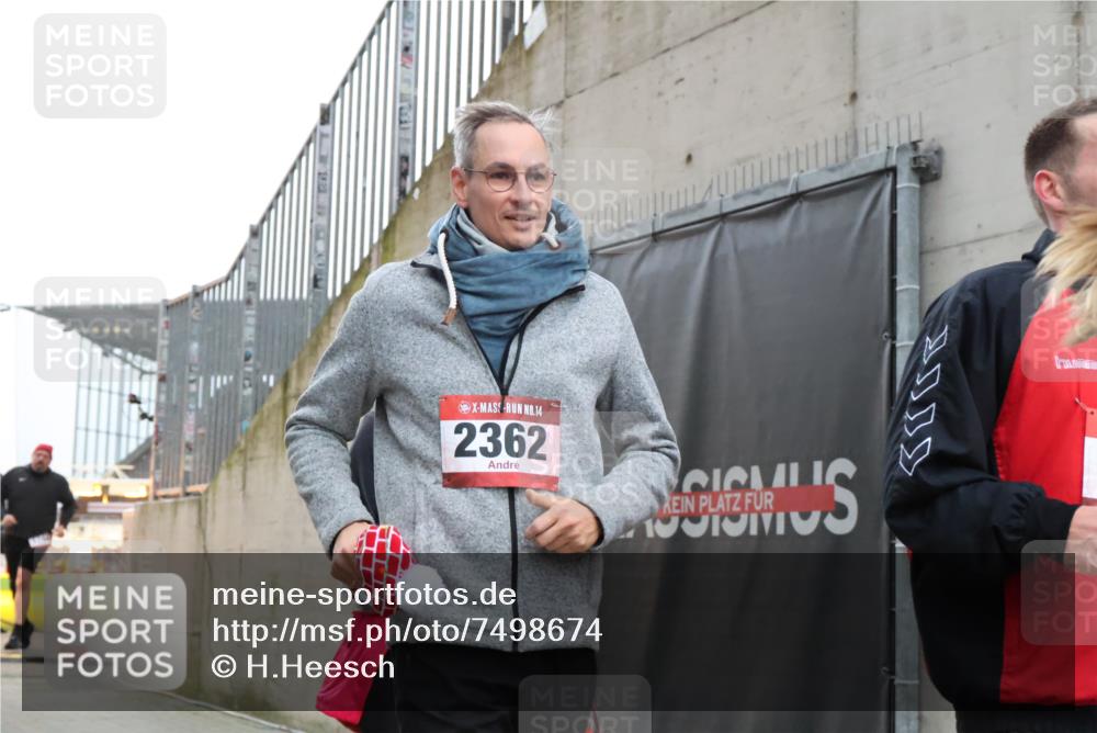 08.12.2024 - St. Pauli X-Mass-Run No. 14 H.Heesch http://msf.ph/oto/7498674 08.12.2024 10:02:15 Ziel 86, 1751, 2302, 2361, 2362, 2826, 2833, 3093, 1784, 2361, 2362, 2817, 2826, 2965, 3093, 3304 meine-sportfotos.de