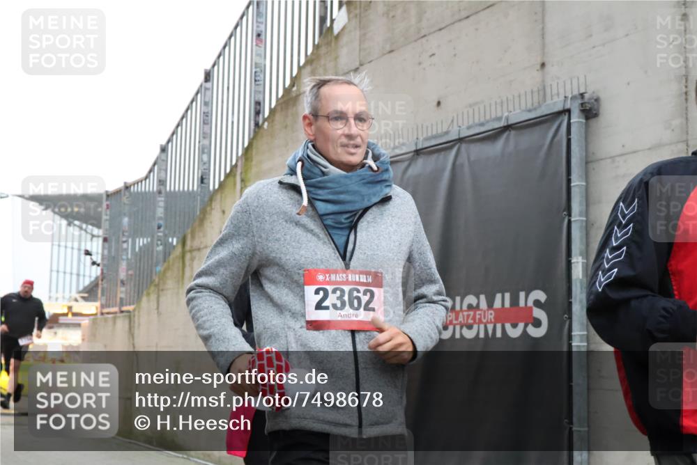 08.12.2024 - St. Pauli X-Mass-Run No. 14 H.Heesch http://msf.ph/oto/7498678 08.12.2024 10:02:15 Ziel 86, 1751, 2302, 2361, 2362, 2826, 2833, 3093, 1784, 2361, 2362, 2817, 2826, 2965, 3093, 3304 meine-sportfotos.de