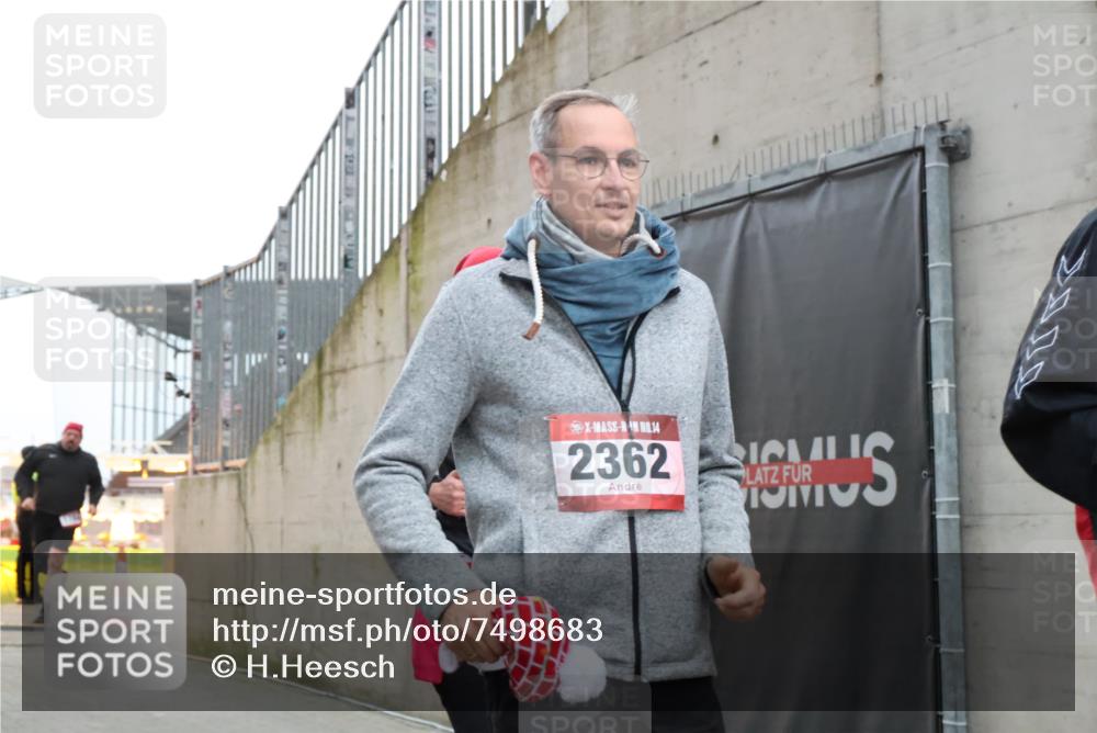 08.12.2024 - St. Pauli X-Mass-Run No. 14 H.Heesch http://msf.ph/oto/7498683 08.12.2024 10:02:15 Ziel 86, 1751, 2302, 2361, 2362, 2826, 2833, 3093, 1784, 2361, 2362, 2817, 2826, 2965, 3093, 3304 meine-sportfotos.de