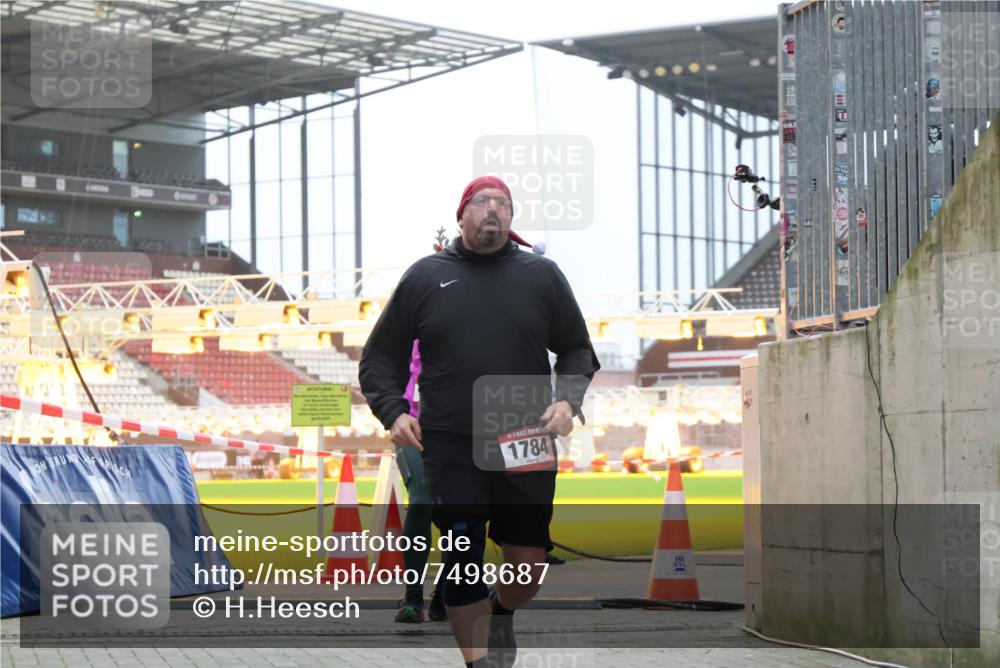 08.12.2024 - St. Pauli X-Mass-Run No. 14 H.Heesch http://msf.ph/oto/7498687 08.12.2024 10:02:17 Ziel 86, 1751, 2302, 2361, 2362, 2826, 2833, 3093, 1784, 2817, 2965, 3304 meine-sportfotos.de