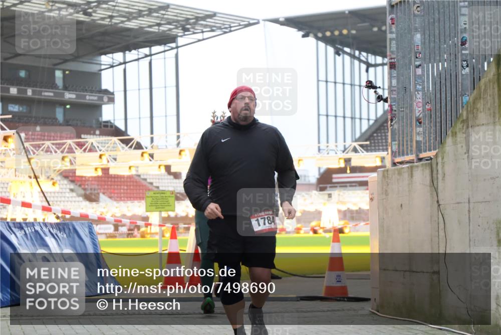 08.12.2024 - St. Pauli X-Mass-Run No. 14 H.Heesch http://msf.ph/oto/7498690 08.12.2024 10:02:17 Ziel 86, 1751, 2302, 2361, 2362, 2826, 2833, 3093, 1784, 2817, 2965, 3304 meine-sportfotos.de