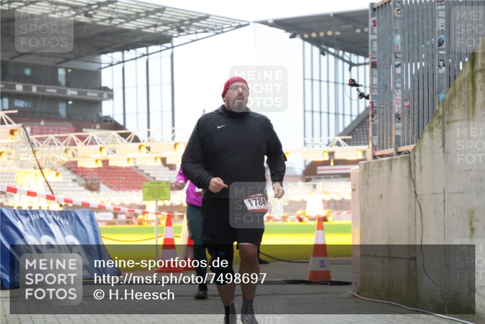 08.12.2024 - St. Pauli X-Mass-Run No. 14 H.Heesch http://msf.ph/oto/7498697 08.12.2024 10:02:17 Ziel 86, 1751, 2302, 2361, 2362, 2826, 2833, 3093, 1784, 2817, 2965, 3304 meine-sportfotos.de