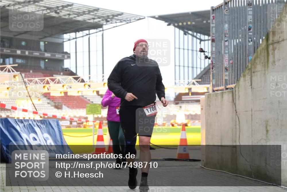 08.12.2024 - St. Pauli X-Mass-Run No. 14 H.Heesch http://msf.ph/oto/7498710 08.12.2024 10:02:17 Ziel 86, 1751, 2302, 2361, 2362, 2826, 2833, 3093, 1784, 2817, 2965, 3304 meine-sportfotos.de