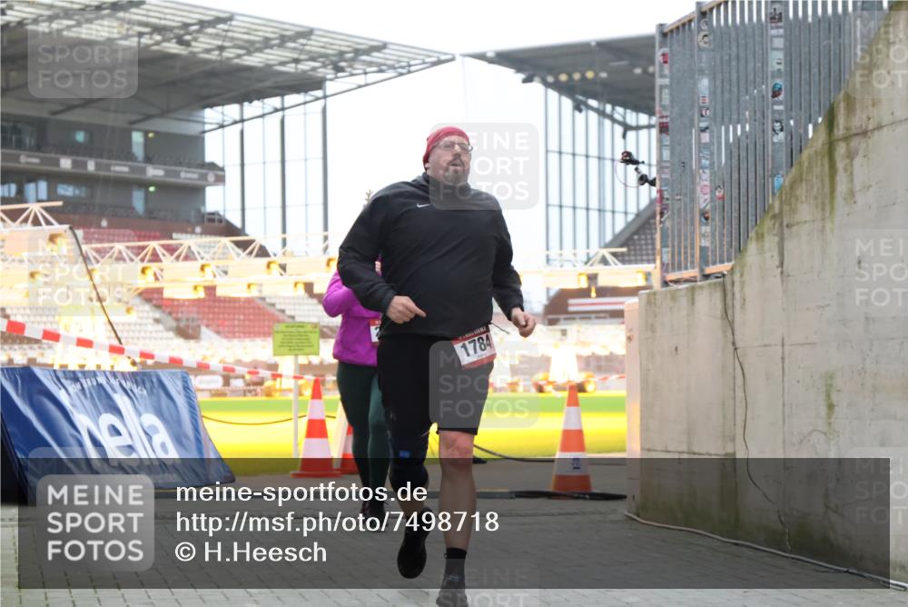 08.12.2024 - St. Pauli X-Mass-Run No. 14 H.Heesch http://msf.ph/oto/7498718 08.12.2024 10:02:17 Ziel 86, 1751, 2302, 2361, 2362, 2826, 2833, 3093, 1784, 2817, 2965, 3304 meine-sportfotos.de