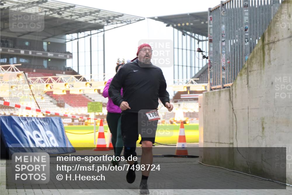 08.12.2024 - St. Pauli X-Mass-Run No. 14 H.Heesch http://msf.ph/oto/7498724 08.12.2024 10:02:17 Ziel 86, 1751, 2302, 2361, 2362, 2826, 2833, 3093, 1784, 2817, 2965, 3304 meine-sportfotos.de