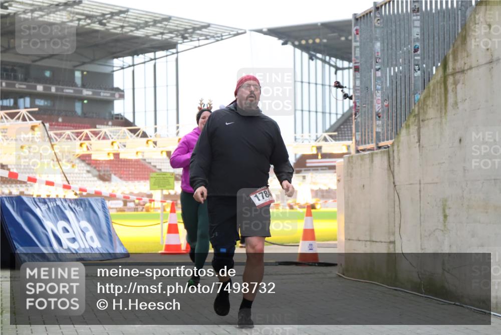 08.12.2024 - St. Pauli X-Mass-Run No. 14 H.Heesch http://msf.ph/oto/7498732 08.12.2024 10:02:17 Ziel 86, 1751, 2302, 2361, 2362, 2826, 2833, 3093, 1784, 2817, 2965, 3304 meine-sportfotos.de