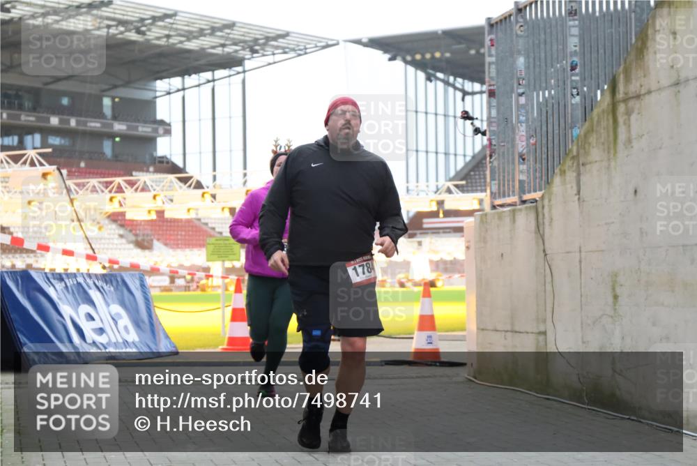 08.12.2024 - St. Pauli X-Mass-Run No. 14 H.Heesch http://msf.ph/oto/7498741 08.12.2024 10:02:17 Ziel 86, 1751, 2302, 2361, 2362, 2826, 2833, 3093, 1784, 2817, 2965, 3304 meine-sportfotos.de