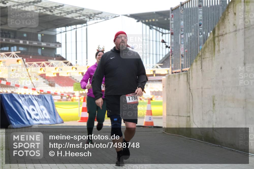 08.12.2024 - St. Pauli X-Mass-Run No. 14 H.Heesch http://msf.ph/oto/7498748 08.12.2024 10:02:18 Ziel 86, 1751, 2302, 2361, 2362, 2826, 2833, 3093, 1784, 2817, 2965, 3304 meine-sportfotos.de