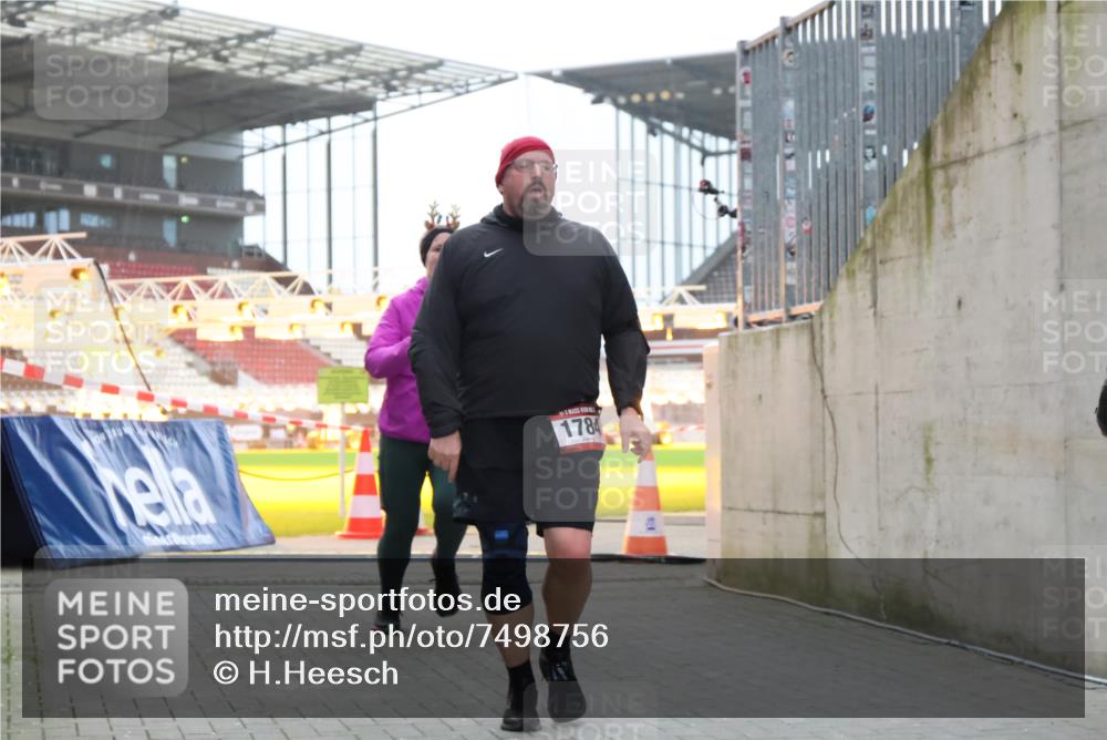 08.12.2024 - St. Pauli X-Mass-Run No. 14 H.Heesch http://msf.ph/oto/7498756 08.12.2024 10:02:18 Ziel 86, 1751, 2302, 2361, 2362, 2826, 2833, 3093, 1784, 2817, 2965, 3304 meine-sportfotos.de