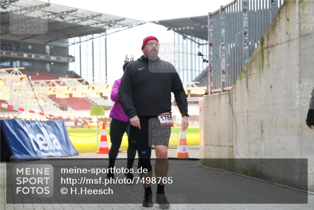 08.12.2024 - St. Pauli X-Mass-Run No. 14 H.Heesch http://msf.ph/oto/7498765 08.12.2024 10:02:18 Ziel 86, 1751, 2302, 2361, 2362, 2826, 2833, 3093, 1784, 2817, 2965, 3304 meine-sportfotos.de