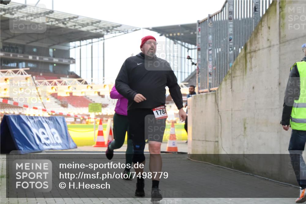 08.12.2024 - St. Pauli X-Mass-Run No. 14 H.Heesch http://msf.ph/oto/7498779 08.12.2024 10:02:18 Ziel 86, 1751, 2302, 2361, 2362, 2826, 2833, 3093, 1784, 2817, 2965, 3304 meine-sportfotos.de