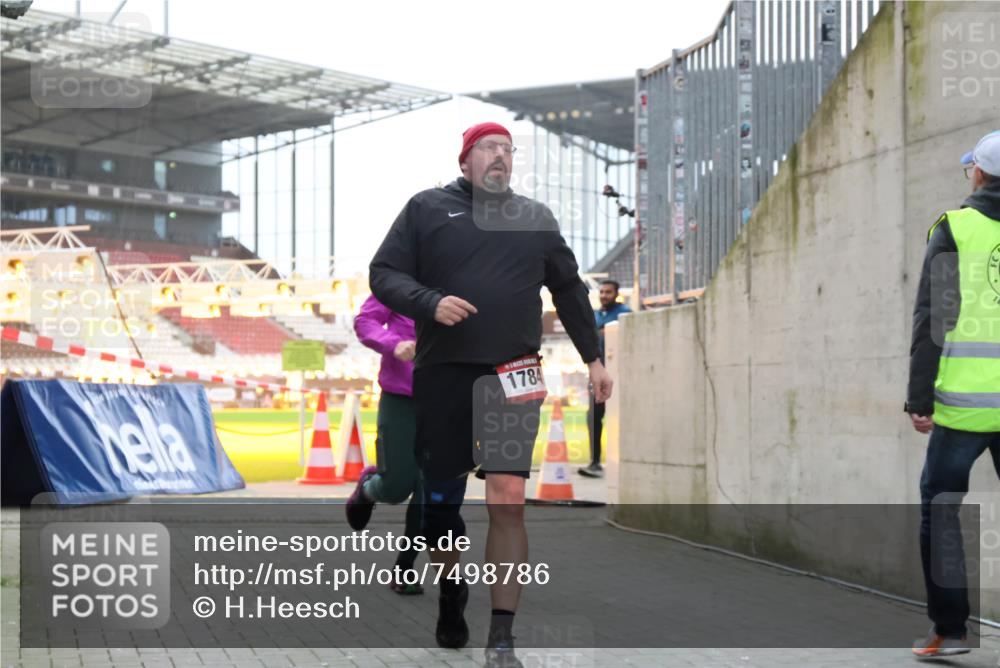 08.12.2024 - St. Pauli X-Mass-Run No. 14 H.Heesch http://msf.ph/oto/7498786 08.12.2024 10:02:18 Ziel 86, 1751, 2302, 2361, 2362, 2826, 2833, 3093, 1784, 2817, 2965, 3304 meine-sportfotos.de