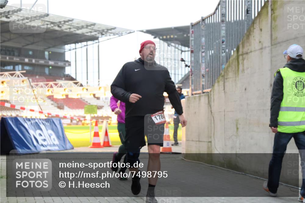 08.12.2024 - St. Pauli X-Mass-Run No. 14 H.Heesch http://msf.ph/oto/7498795 08.12.2024 10:02:18 Ziel 86, 1751, 2302, 2361, 2362, 2826, 2833, 3093, 1784, 2817, 2965, 3304 meine-sportfotos.de