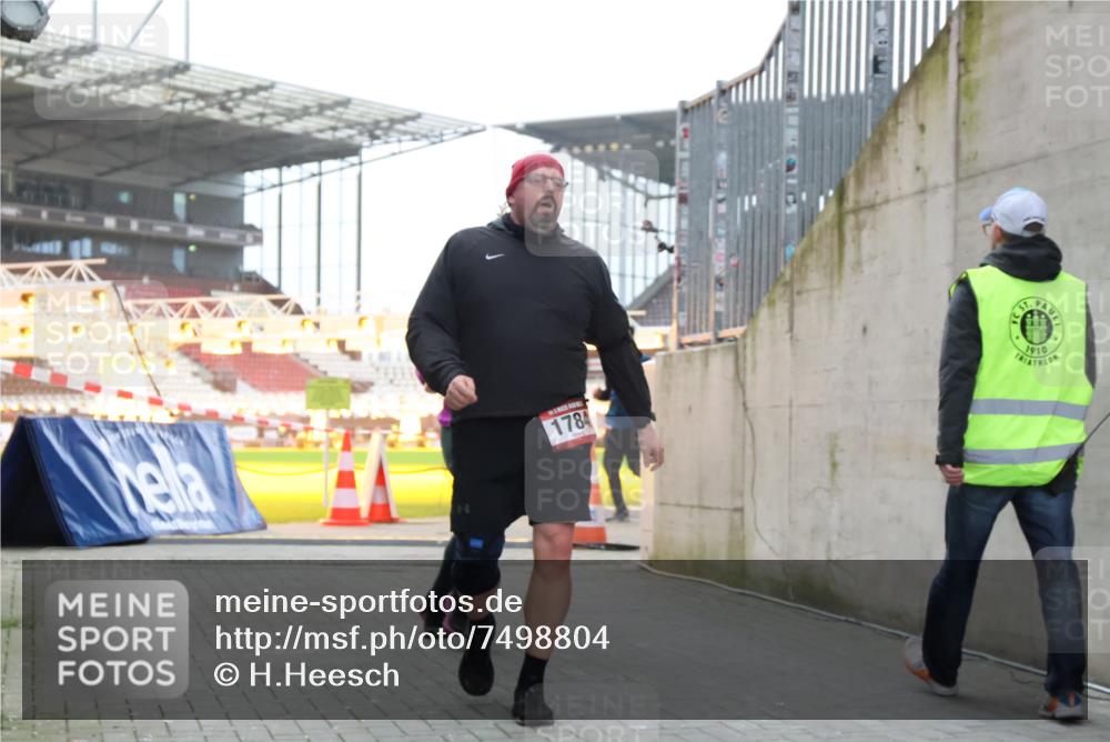 08.12.2024 - St. Pauli X-Mass-Run No. 14 H.Heesch http://msf.ph/oto/7498804 08.12.2024 10:02:18 Ziel 86, 1751, 2302, 2361, 2362, 2826, 2833, 3093, 1784, 2817, 2965, 3304 meine-sportfotos.de